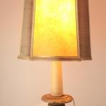 Dřevěná stojací lampa s pergamenovým stínidlem Dřevěná stojací lampa s pergamenovým stínidlem