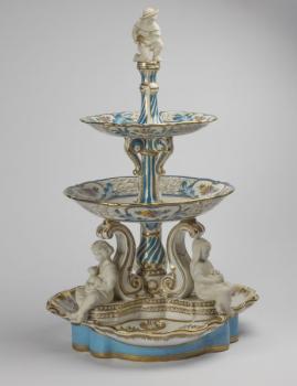 127. Dekorativní třípatrový nástolec 127. Dekorativní třípatrový nástolec