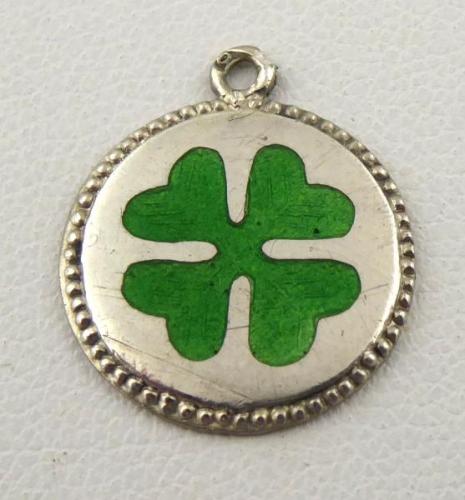 Stříbrný medailon se čtyřlístkem Stříbrný medailon se čtyřlístkem