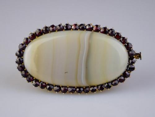 Stříbrná brož s achátem a českými granáty Stříbrná brož s achátem a českými granáty