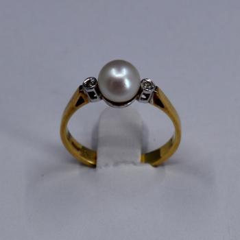 Zlatý prsten s perlou a diamanty Zlatý prsten s perlou a diamanty