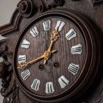 Starožitné nástěnné hodiny lovecké Starožitné nástěnné hodiny lovecké