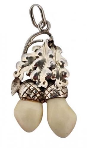 Stříbrný přívěsek lístky s grandlemi Stříbrný přívěsek lístky s grandlemi