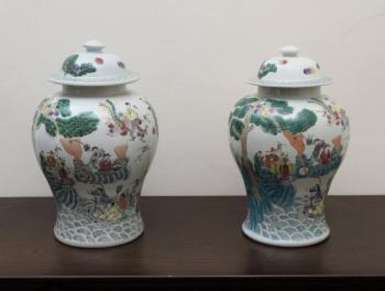 Párové čínské zásobnice s víky, famille rose Párové čínské zásobnice s víky, famille rose