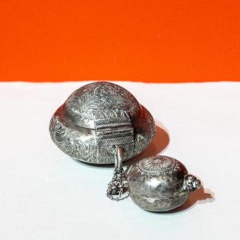 Stříbrná závěsná nádoba na tabák Stříbrná závěsná nádoba na tabák