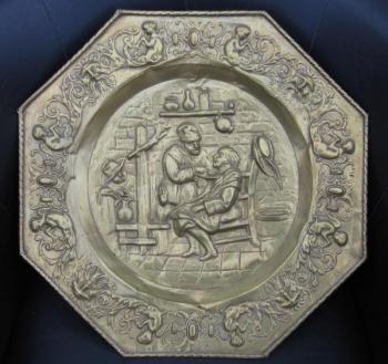 Mosazný talíř - U lazebníka (1880-1900) Mosazný talíř - U lazebníka (1880-1900)