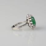 Zlatý prsten s diamanty a smaragdem  Zlatý prsten s diamanty a smaragdem