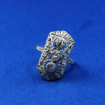 BÍLOZLATÝ PRSTEN S BRILIANTY VE STYLU ART DECO BÍLOZLATÝ PRSTEN S BRILIANTY VE STYLU ART DECO