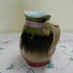 Figurální malovaný keramický džbán, majolika Figurální malovaný keramický džbán, majolika