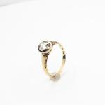 Starožitný zlatý prsten se solitérním diamantem Starožitný zlatý prsten se solitérním diamantem