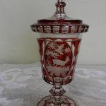 Masivní broušený pohár s poklopem Masivní broušený pohár s poklopem