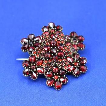 Granátová brož  Granátová brož