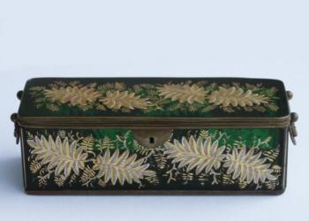 Dóza zeleného skla se zlacením v kovové montáži Dóza zeleného skla se zlacením v kovové montáži