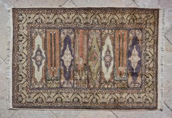 Turecký koberec Kayseri – skupinový modlitební Turecký koberec Kayseri – skupinový modlitební