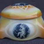 Dóza-chlapci-malý muzikanti, zn. Franz Manka Dóza-chlapci-malý muzikanti, zn. Franz Manka