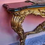 Bohatě vyřezávaný konzolový stůl s mramorem Bohatě vyřezávaný konzolový stůl s mramorem