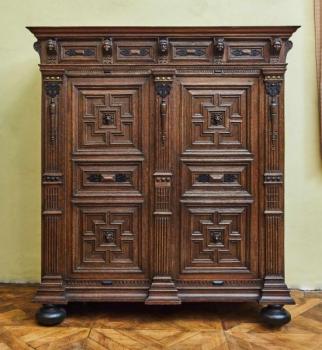 Vlámská renesanční skříň z dubu s bohatou řezbou Vlámská renesanční skříň z dubu s bohatou řezbou