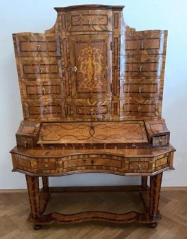 Barokní intarzovaný sekretář, tzv. tabernákl Barokní intarzovaný sekretář, tzv. tabernákl