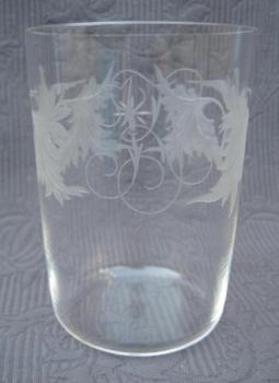 Sklenka, rytý motiv ptáčka, s monogramem JK/KJ Sklenka, rytý motiv ptáčka, s monogramem JK/KJ