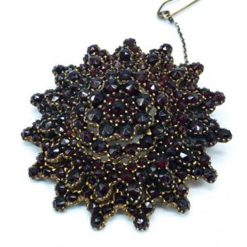 Granátová brož Granátová brož