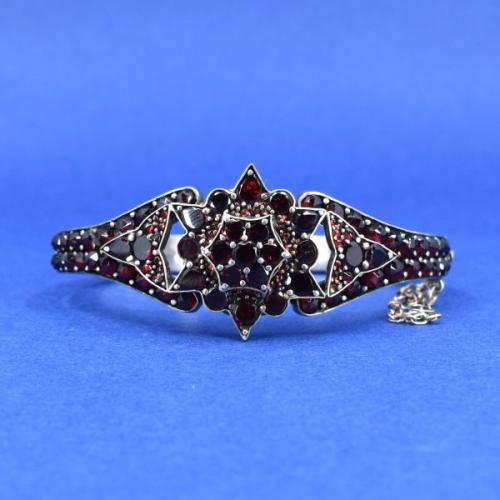 Granátový náramek, Čechy, 1890 Granátový náramek, Čechy, 1890