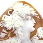 Velká kamej se secesním portrétem dívky Velká kamej se secesním portrétem dívky