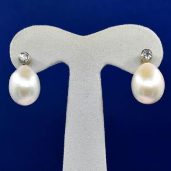 Bílozlaté náušnice s perlami a brilianty Bílozlaté náušnice s perlami a brilianty