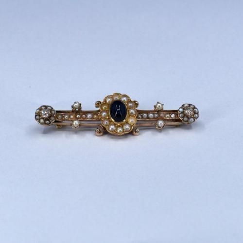 Zatá brož se safírem a perličkami, 1890 Zatá brož se safírem a perličkami, 1890