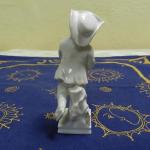 Bílá menší plastika chlapce - KPM Berlin Bílá menší plastika chlapce - KPM Berlin