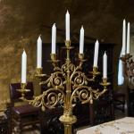 Párové neogotické mosazné svícny z 19. století Párové neogotické mosazné svícny z 19. století