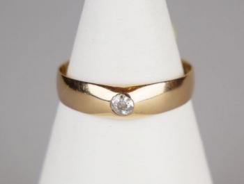 Zlatý prsten s diamantem Zlatý prsten s diamantem