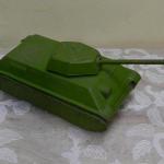 Větší ruský plechový tank, barva zelená Větší ruský plechový tank, barva zelená