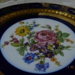 Zlacený kobaltový talíř s květinami Zlacený kobaltový talíř s květinami
