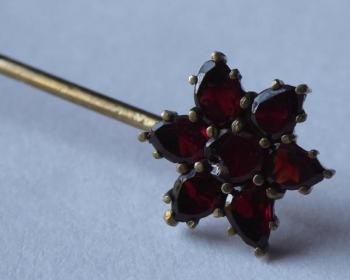 Jehlice do kravaty s granáty - hvězda Jehlice do kravaty s granáty - hvězda