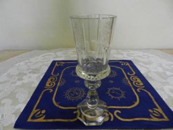 Masivní broušený pohár z čirého skla Masivní broušený pohár z čirého skla