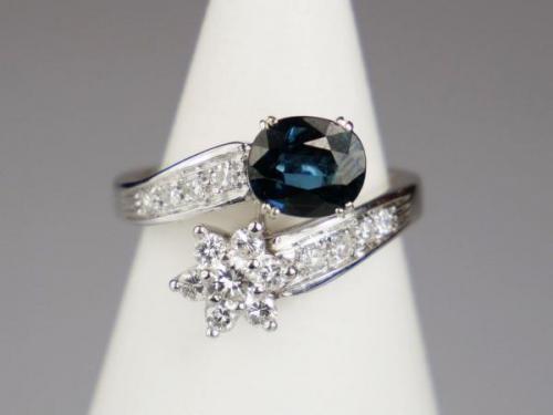 Zlatý prsten s diamanty a safírem Zlatý prsten s diamanty a safírem