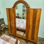 Zrestaurovaná starožitná ložnice Art Deco s velkou Zrestaurovaná starožitná ložnice Art Deco s velkou