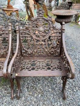 Litinové křeslo s područkami a erbem  Litinové křeslo s područkami a erbem