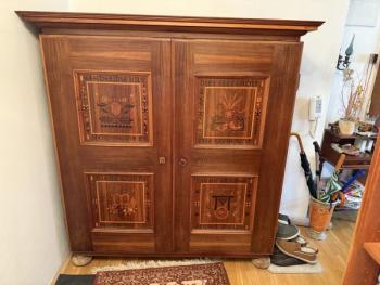 Selská šatník skříň s intarziemi - 19. století Selská šatník skříň s intarziemi - 19. století