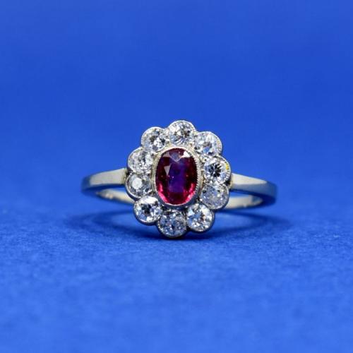 Zlatý prsten s rubínem a brilianty, 1930 Zlatý prsten s rubínem a brilianty, 1930