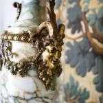 Cassolette vázy. Mramor a zlacený bronz V 62cm Cassolette vázy. Mramor a zlacený bronz V 62cm