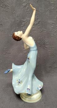 Dívka v modrém, zn. Royal Dux  Dívka v modrém, zn. Royal Dux