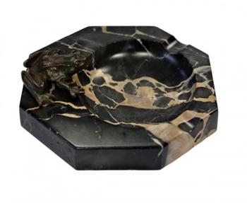 Popelník na doutníky z mramoru s bronzovou žábou Popelník na doutníky z mramoru s bronzovou žábou