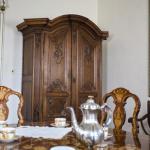 Zámecká dubová skříň z 19. století Zámecká dubová skříň z 19. století