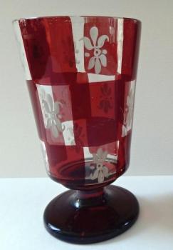 Sklenička na nožce s bílými liliemi Sklenička na nožce s bílými liliemi