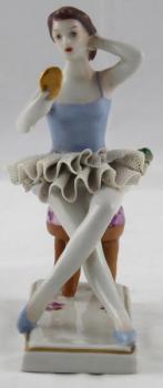 Sedící baletka se zrcátkem - Royal Dux Sedící baletka se zrcátkem - Royal Dux