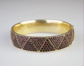 Stříbrný náramek s českými granáty Stříbrný náramek s českými granáty