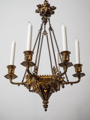 Menší neogotický lustr Menší neogotický lustr