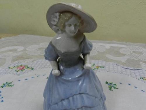 Porcelánová soška Dáma v modrých šatech Porcelánová soška Dáma v modrých šatech
