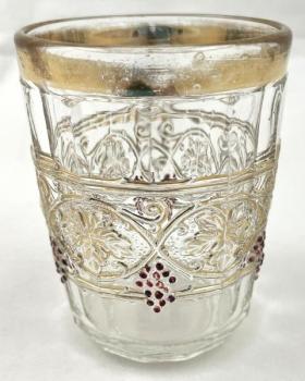 Sklenice s vinnou révou a hrozny Sklenice s vinnou révou a hrozny